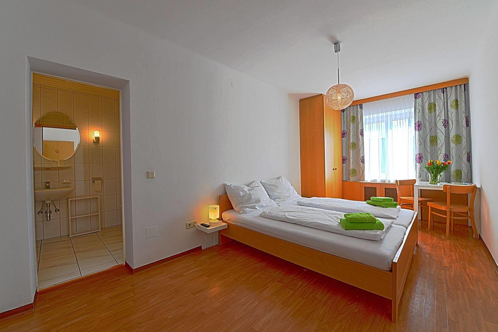 Hotel Swirtshaus M&N Zeltweg Esterno foto